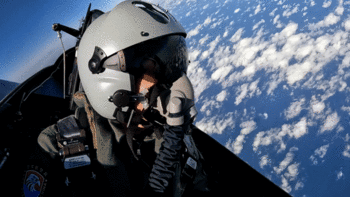 东部战区空军航空兵某旅进行海上截击空战训练