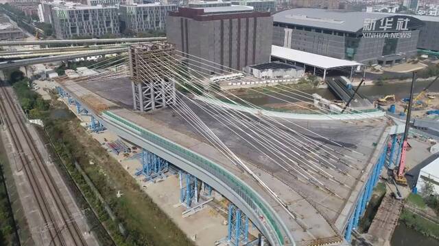 新华全媒+｜上海：超宽三维不对称转体桥完成毫米级“转身”