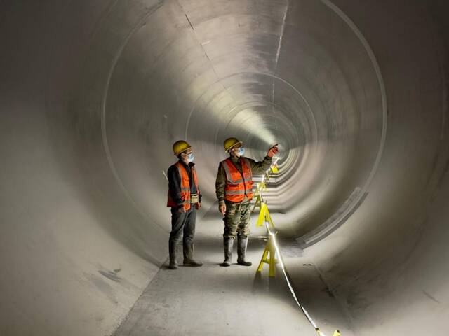 工人正在对“团九二期”输水隧洞进行最后巡检。（北京市水务局供图）