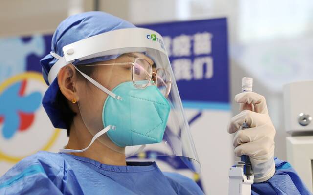 医护人员正在为吸入式新冠疫苗接种工作做准备。新京报记者王飞摄