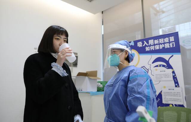 在朝阳区建外第二社区卫生服务中心，市民在接种吸入式新冠疫苗。新京报记者王飞摄