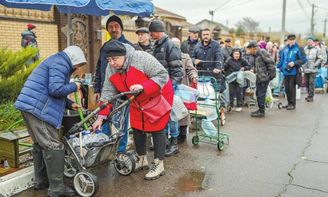 20日，赫尔松地区居民排队取饮用水。（视觉中国）