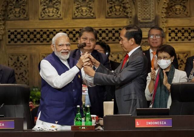 印度总理莫迪和印尼总统佐科·维多多在G20轮值主席国交接仪式上。（视觉中国）
