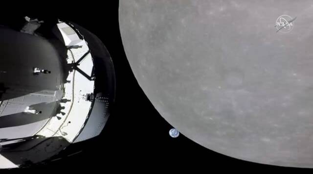 NASA公布猎户座月球火箭靠近月球画面与地球同框。（视觉中国）