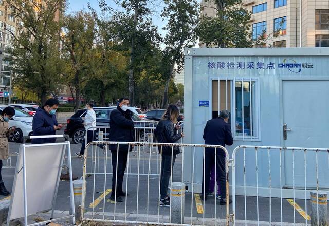 11月7日，北京朝阳，一核酸检测点，市民排队进行核酸检测。新京报记者王贵彬摄