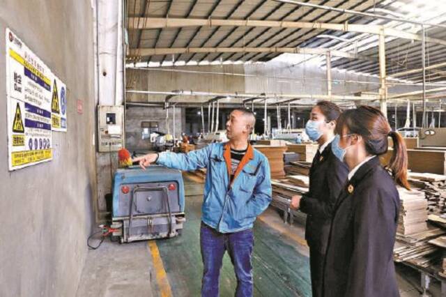 大邑县检察院干警实地走访涉案企业,开展安全生产合规检查。