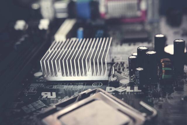英特尔推新款可编程芯片，能否越位AMD？