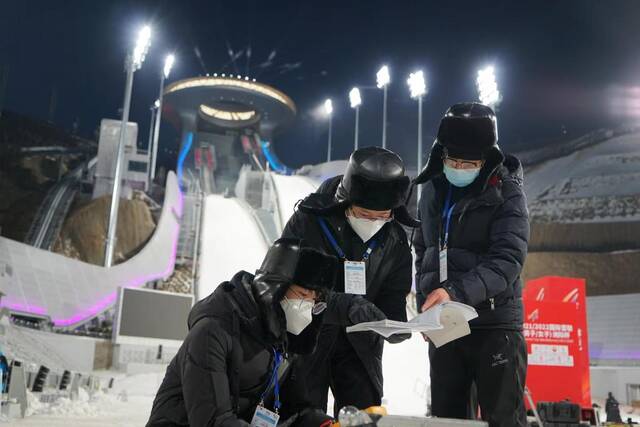 2022年2月，电力工作人员在张家口市崇礼区国家跳台滑雪中心场馆内检查电力设备运行情况。（受访单位供图）