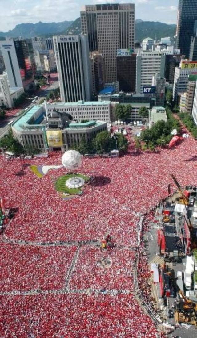 2002年世界杯期间，助威人群挤满首尔街头