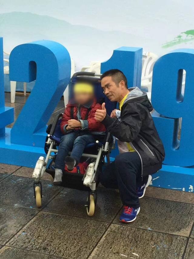 2015年，杭州马拉松，罗书坚与儿子小柏的合影。受访者供图