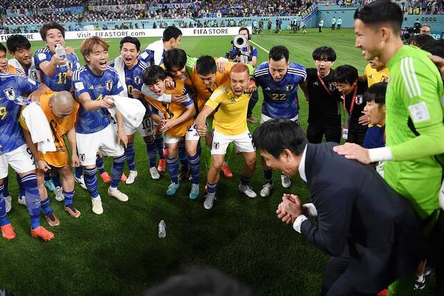 赛后日本队庆祝胜利。图/视觉中国