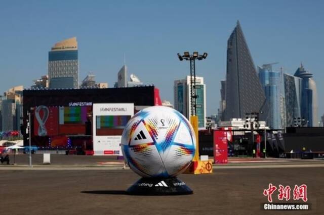 卡塔尔世界杯球迷节广场上的巨型“足球”。中新社记者富田摄