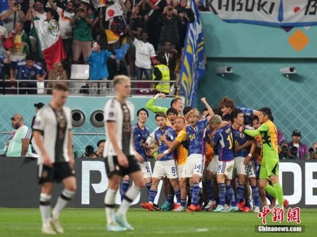图为日本队庆祝胜利。中新社记者崔楠摄