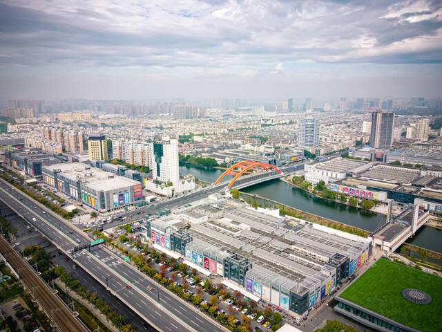 这是11月11日拍摄的中国轻纺城市场（无人机照片）。新华社记者江汉摄