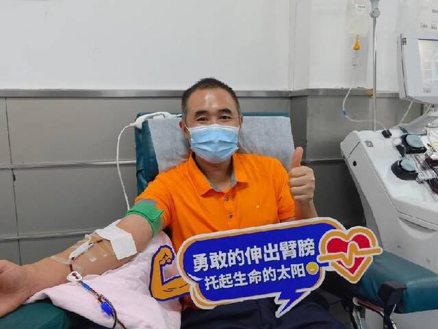 张容华在深圳参与献血活动。受访者供图