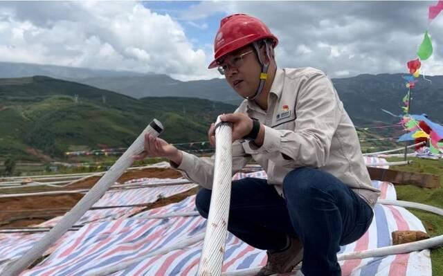 在白浙线特高压直流输电线路工程施工现场，国网四川电力送变电建设有限公司施工项目经理王培正在介绍线缆情况。新华社发