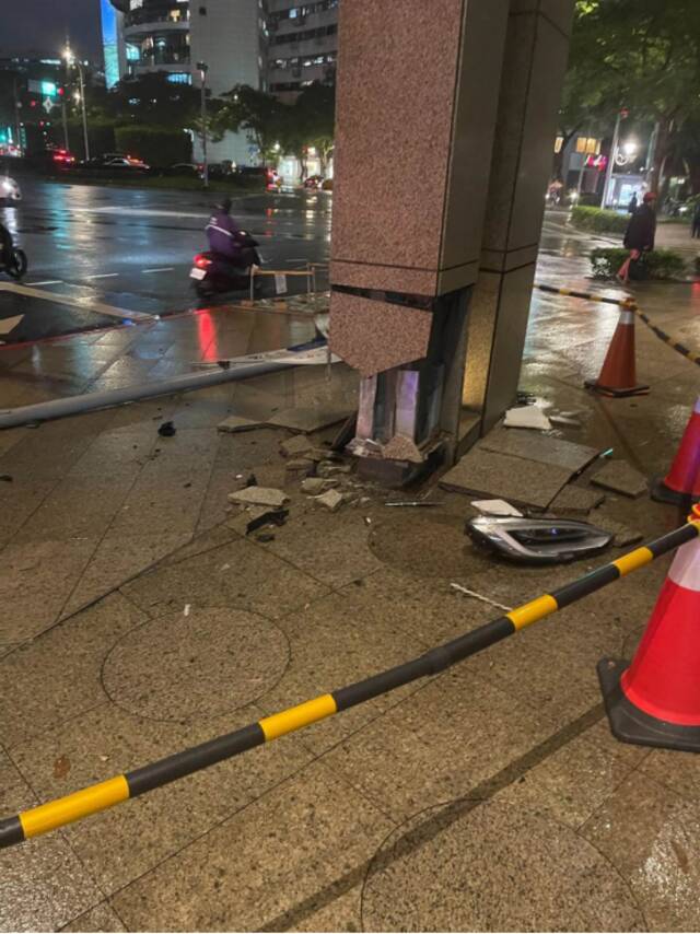 台媒：台北街头特斯拉失控暴冲，追尾并撞上大楼梁柱，车头全毁