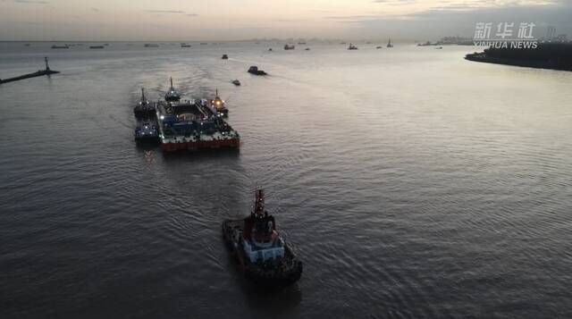 记者直击：长江口二号古船“入坞”