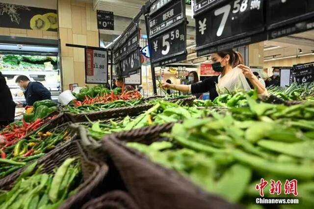 资料图：超市内的货架上摆满了蔬菜。陈超摄