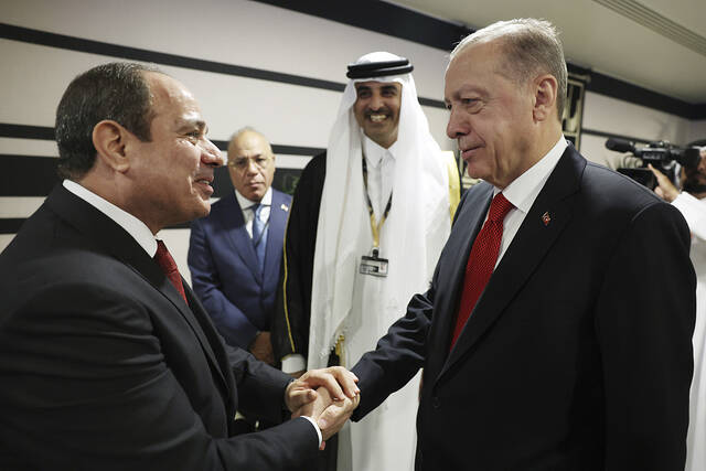 在2022年世界杯开幕式上，土耳其总统埃尔多安（右）与埃及总统塞西握手图源：视觉中国