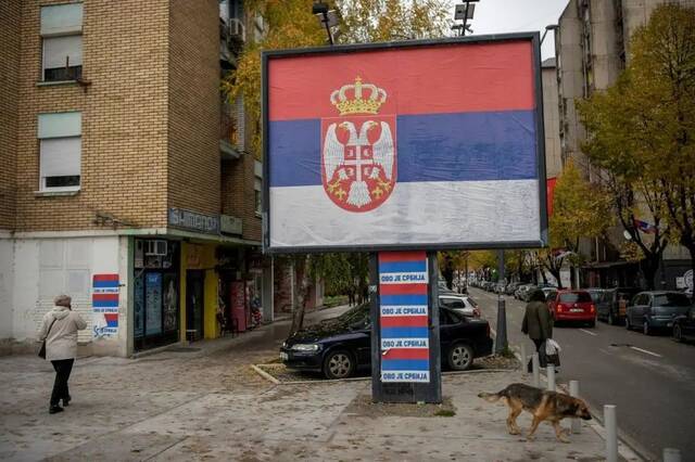 科索沃北部地区一处塞尔维亚国旗广告牌，上面文字写着“这里是塞尔维亚”图源：BBC
