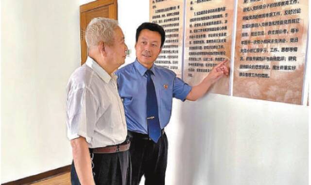 赵延峰(右)向老干部介绍检察工作新情况新发展。