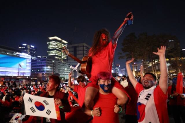 沙特日本都赢了，韩国队世界杯首战平乌拉圭，韩国球迷反应