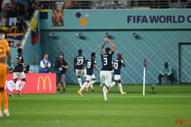 巴伦西亚为球队扳平比分后与队友一起庆祝。红星新闻记者刘海韵发自卡塔尔世界杯现场