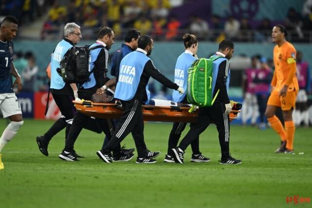 巴伦西亚被担架抬下。红星新闻记者刘海韵发自卡塔尔世界杯现场