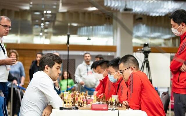 中国队（棋盘右方）是12支参赛队伍中唯一不败的队伍。图/国际象棋联合会