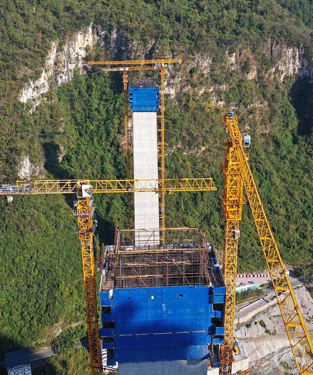 彭水：亚洲第一高墩矮塔斜拉桥4号主墩185米顺利封顶
