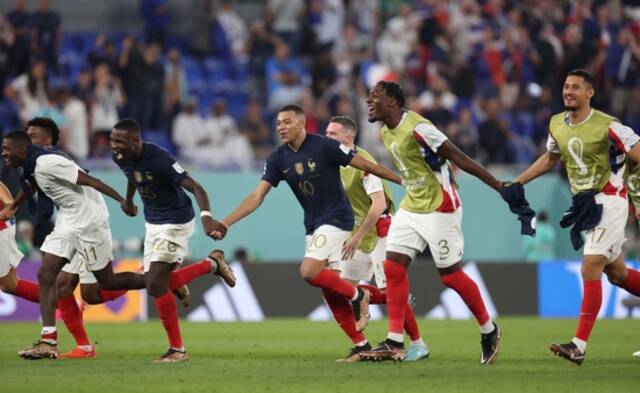 法国队球员庆祝胜利图据IC photo