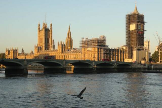 晨光中的英国伦敦议会大厦（新华社发）（蒂姆·爱尔兰摄）