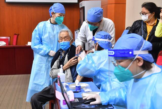 2022年4月18日，北京市东城区建国门街道，一位老年人正在接种疫苗。新京报记者李木易摄