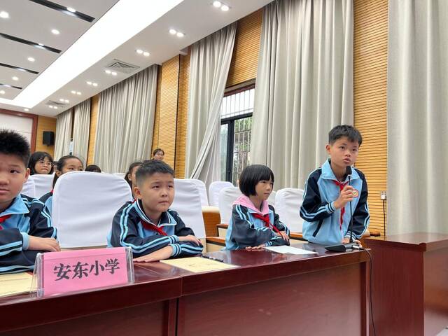 都安瑶族自治县安东小学的学生与“云支教”授课老师进行线上互动。新华社记者黄浩铭摄