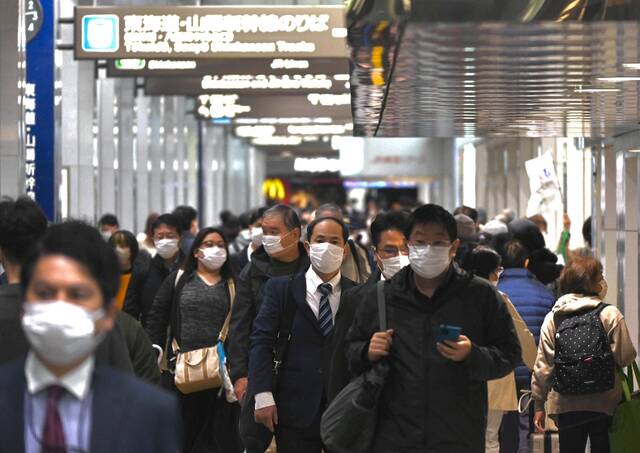 这是11月15日，行人在日本东京站穿行。新华社发（孙佳林摄）