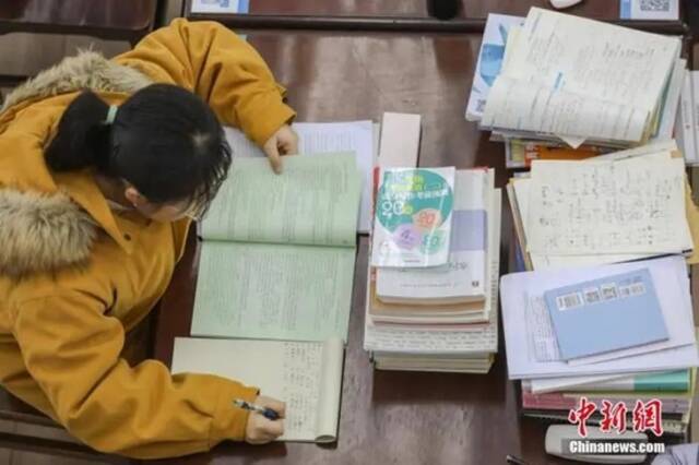 资料图：一位考研学生在南昌大学图书馆的自习室内复习备考。刘力鑫摄