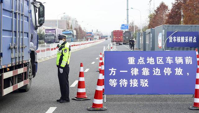 交通部重申禁止“一刀切”，仍有地方限制货车通行