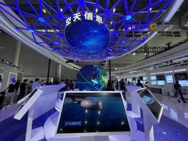 （2022世界制造业大会现场展示的“巢湖一号”SAR卫星对地观测模型。新华社记者吴慧珺摄）