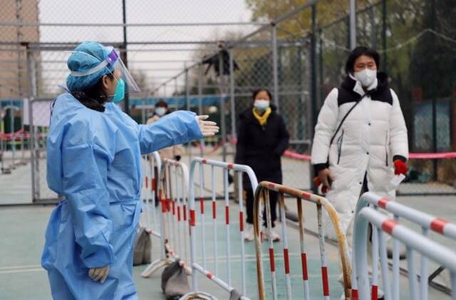  11月28日，北京顺义区胜利街道永欣嘉园社区核酸检测点，居民正在排队进行核酸检测。新京报记者李木易摄
