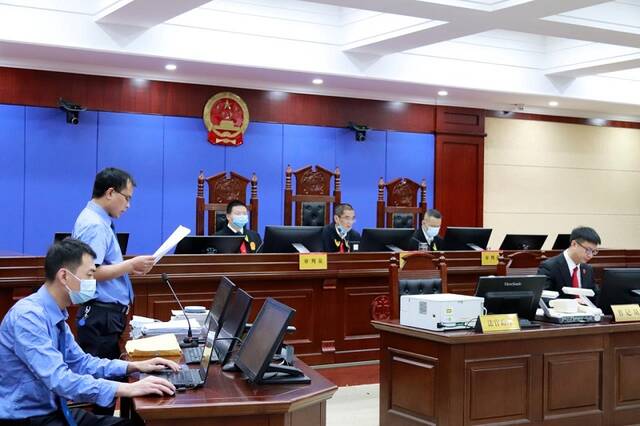 今年6月,贵州省六盘水市检察院检察官出庭支持公诉一起毒品犯罪案件。