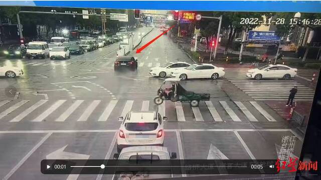 ↑监控视频显示，肇事车辆在路口左转车道闯红灯