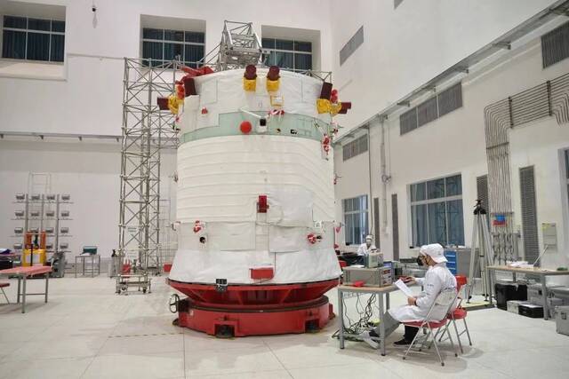 为了实现可靠对接、安全停靠，八院的型号研制队伍在地面通过了31次捕获缓冲试验。中国航天科技集团供图