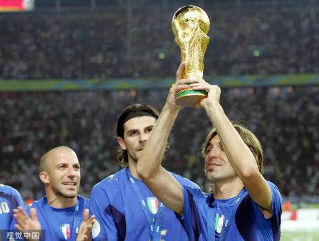 2016年意大利夺得世界杯冠军后，皮尔洛举起大力神杯。/视觉中国