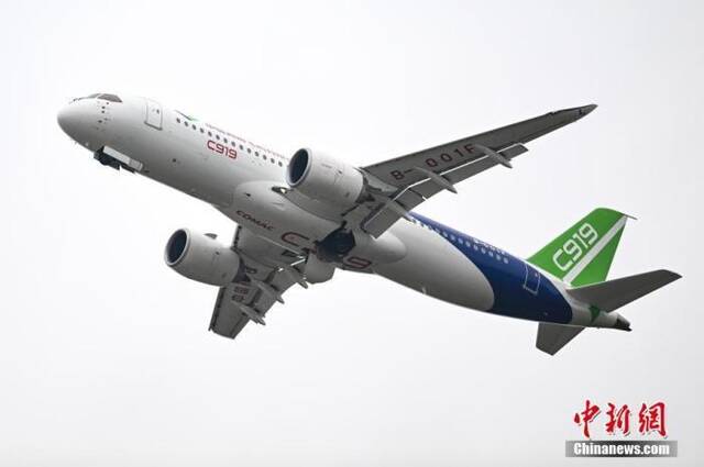 C919大型客机在十四届中国国际航空航天博览会开幕式进行飞行表演，这也是C919大型客机首次在国际航展进行飞行表演。中新社记者陈骥旻摄
