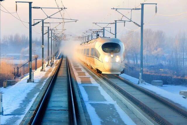 在哈大高铁线路上，列车穿越冰雪。（图片由中国铁路沈阳局集团有限公司提供）