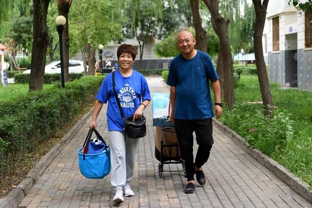 陈泽英（左）和范智一起上门为失能老人提供助浴服务。武晓喻摄