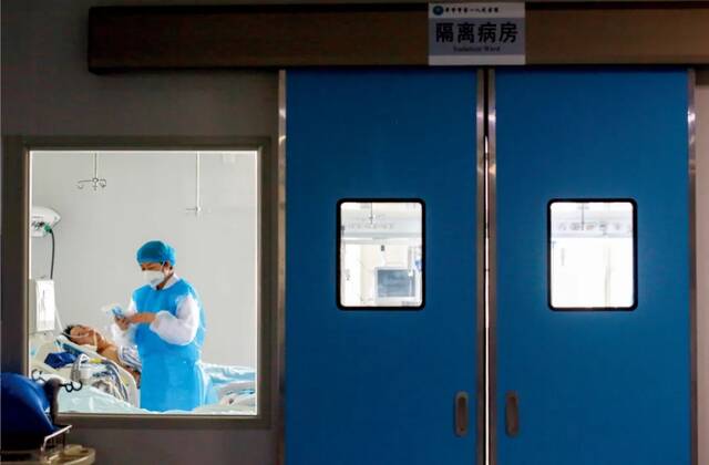 2021年8月19日，贵州毕节市第一人民医院重症监护室的隔离病房。图/视觉中国