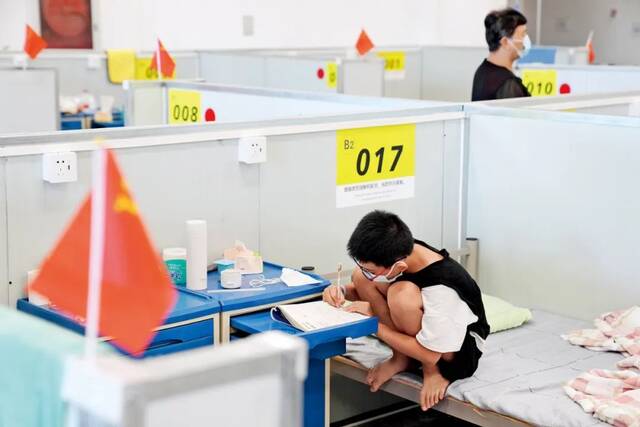 8月21日，海南三亚市第三方舱医院，新冠肺炎感染者在写作业。图/人民视觉