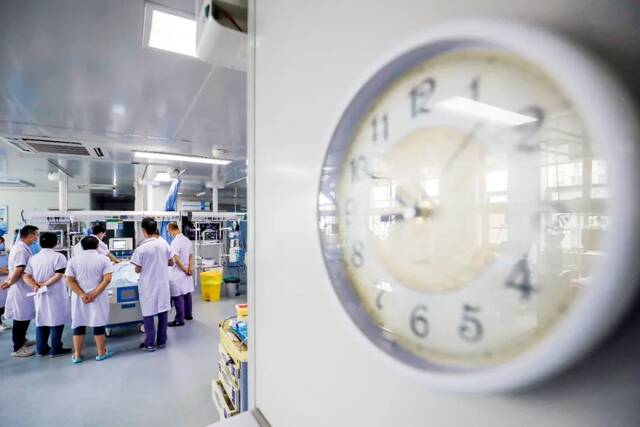 医护人员在重症监护室病房为患者进行集中会诊。图/视觉中国